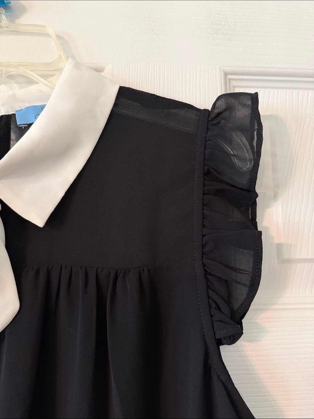CeCe Black Sleeveless Blouse with White Tie Collar size M length 26” bust 36” - Picture 4 of 8